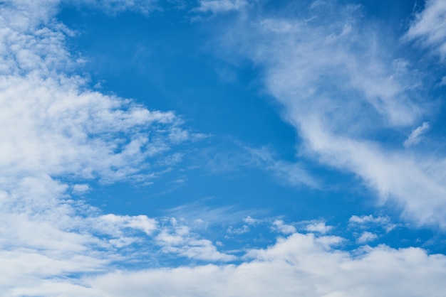 Blauer Himmel und Wolken Hintergrund