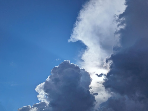 Blauer Himmel und Wolken Hintergrund