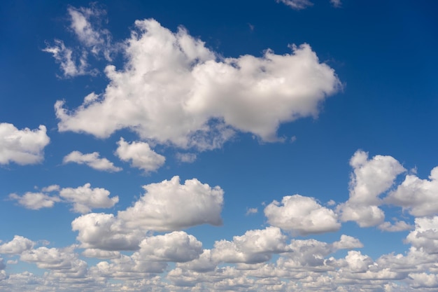 Blauer Himmel und Wolken Hintergrund