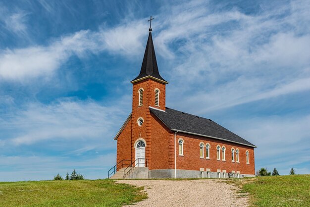 Blauer Himmel und Wolken über St. Johns Lutheran Church in Edenwold, in der Nähe von Regina, SK