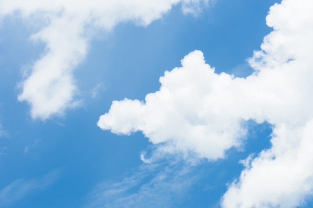 Blauer Himmel und Wolken