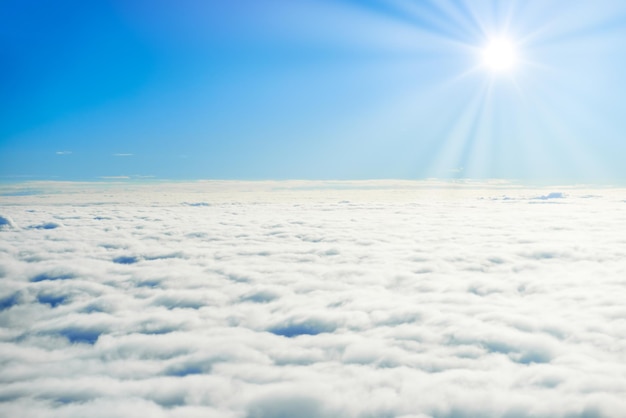 Blauer Himmel und Wolken