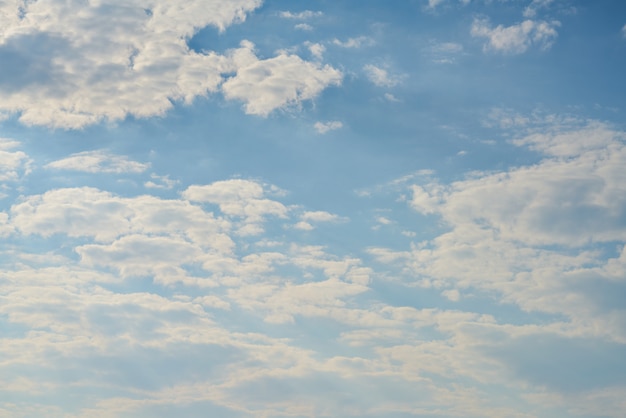 Blauer Himmel und Wolken