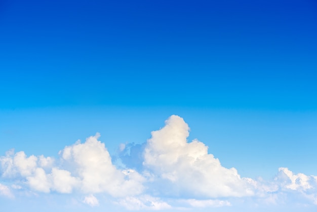 blauer Himmel und Wolken