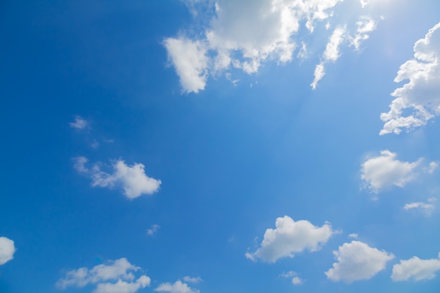 Blauer Himmel und Wolken