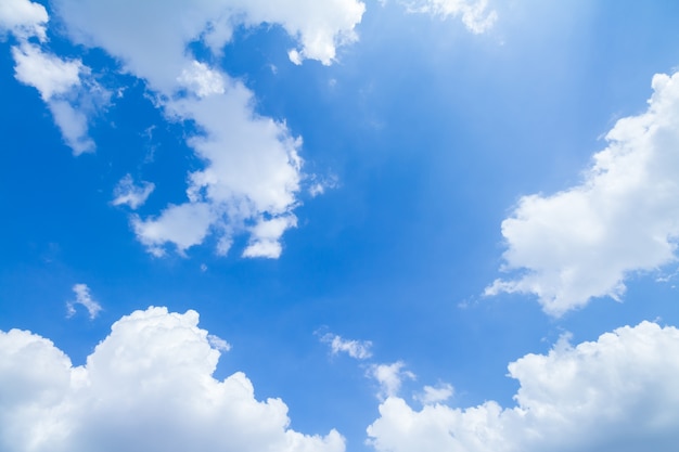 blauer Himmel und Wolken