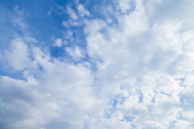 Blauer Himmel und Wolken