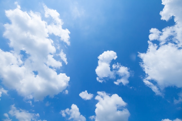 Blauer Himmel und Wolken