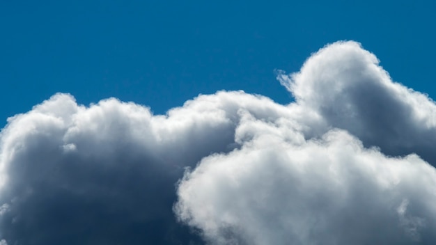 blauer Himmel und Wolkenhintergrund