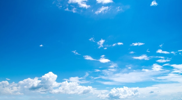 Blauer Himmel und Wolkenhintergrund