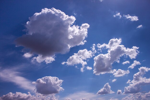 Blauer Himmel voller Wolken