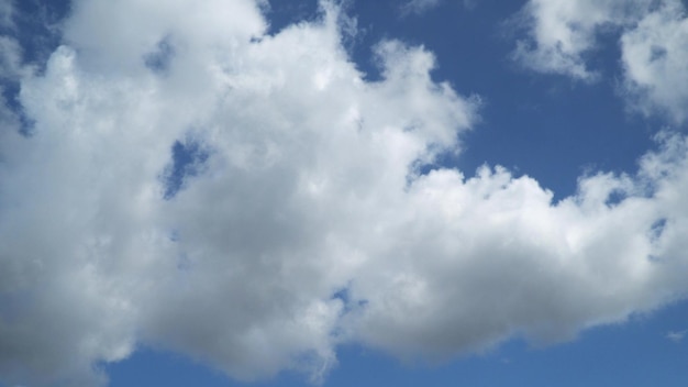 Foto blauer himmel, weiße wolken.