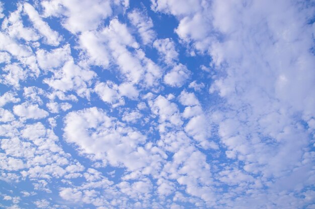 Blauer Himmel, weißer bewölkter sonniger Tag, natürliche Aussicht