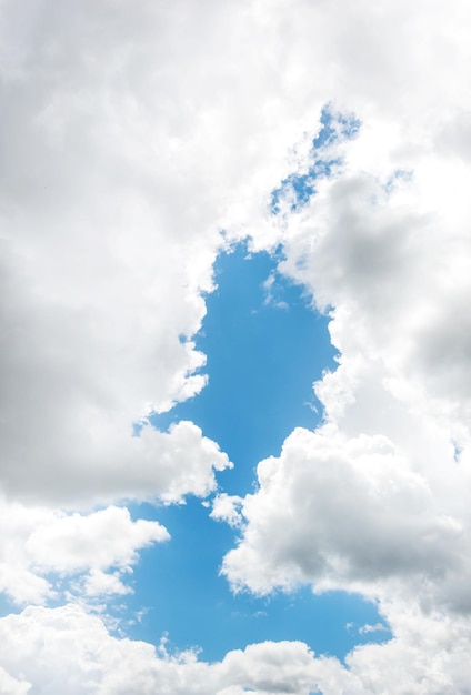 Foto blauer himmel zwischen wolken natürlicher hintergrund