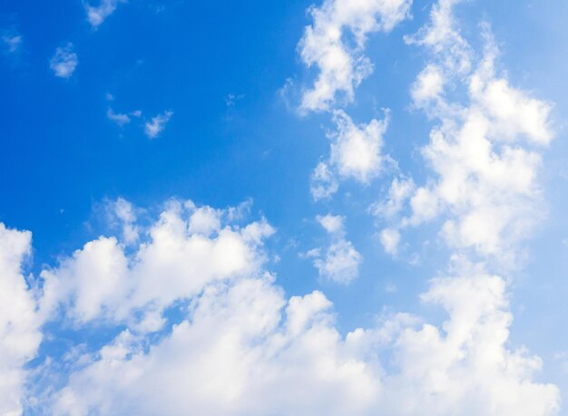 Foto blauer himmelhintergrund mit winzigen weißen wolken