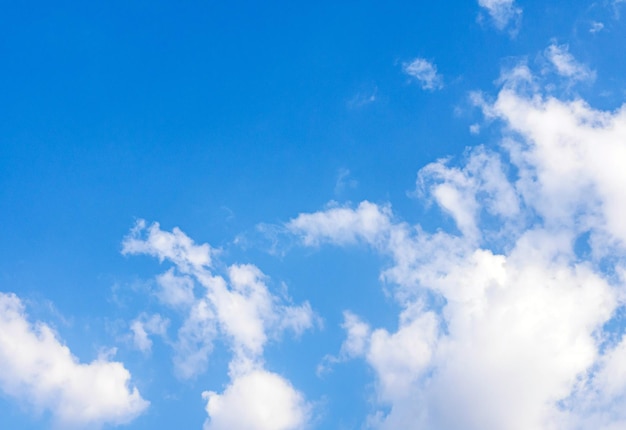 Foto blauer himmelhintergrund mit winzigen weißen wolken