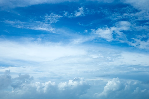 Blauer Himmelhintergrund mit winzigen Wolken. flauschige Wolken am Himmel. Hintergrundsommerhimmel