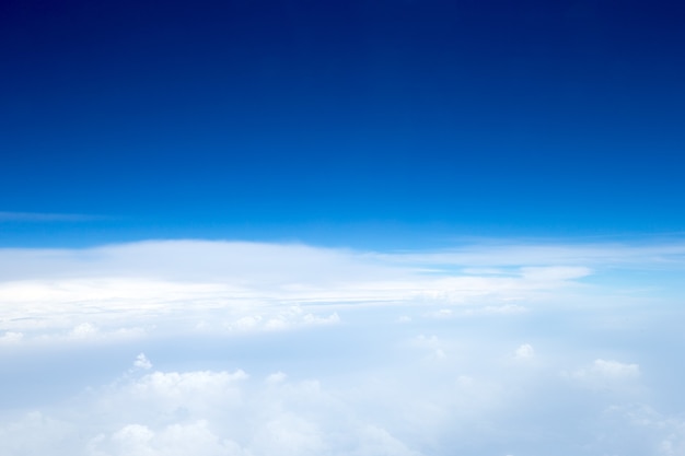 Blauer Himmelhintergrund mit winzigen Wolken. Panorama