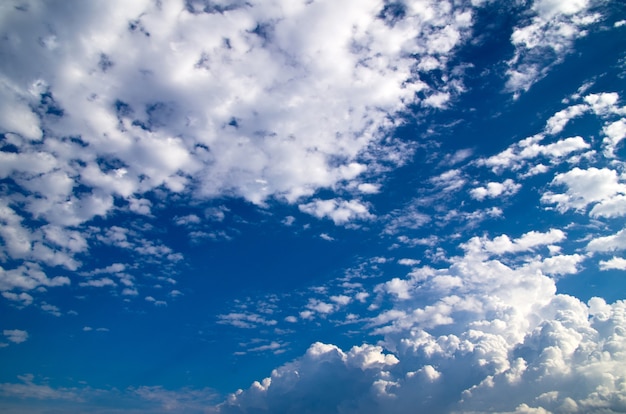 Blauer Himmelhintergrund mit winzigen Wolken