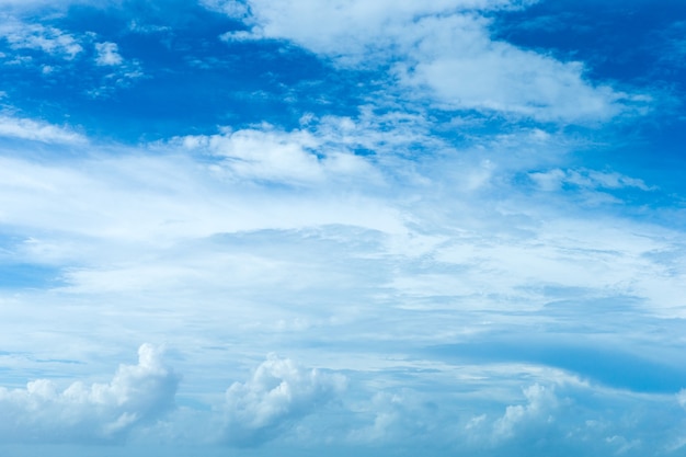 Blauer Himmelhintergrund mit winzigen Wolken