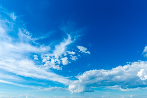 Blauer Himmelhintergrund mit winzigen Wolken