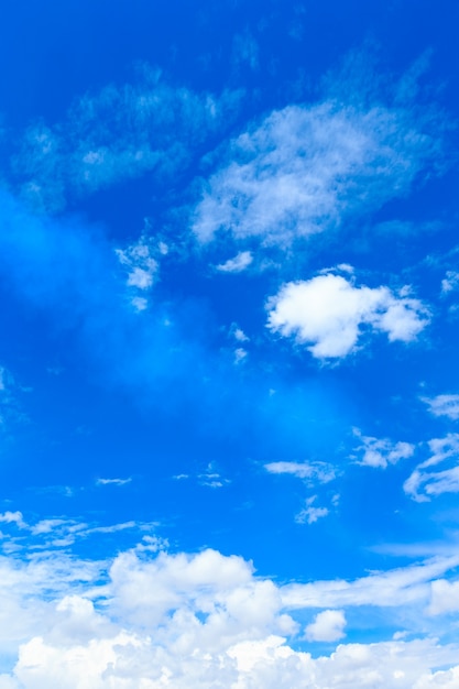 Foto blauer himmelhintergrund mit winzigen wolken