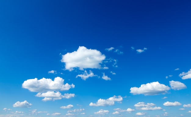 Blauer Himmelhintergrund mit winzigen Wolken.