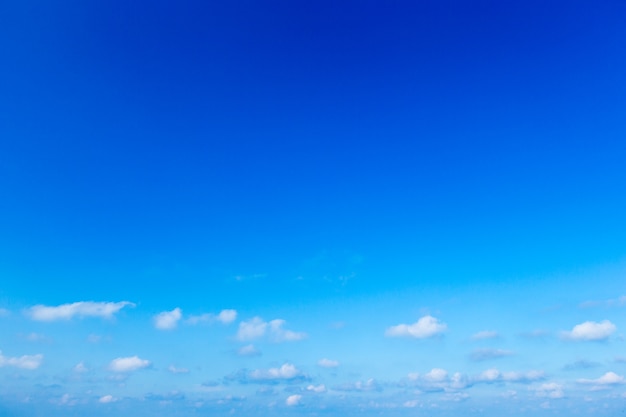 Blauer Himmelhintergrund mit winzigen Wolken