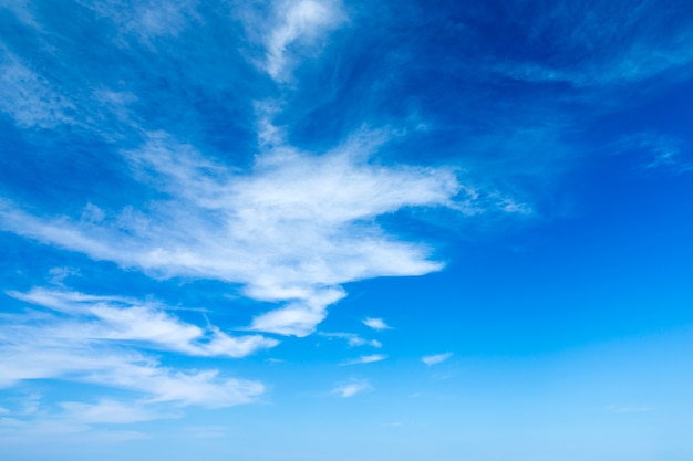 Blauer Himmelhintergrund mit winzigen Wolken