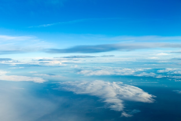 Blauer Himmelhintergrund mit winzigen Wolken