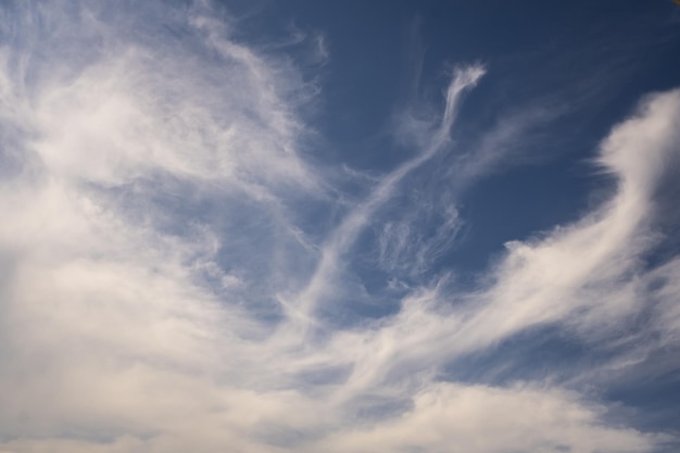 Blauer Himmelshintergrund mit weiß gestreiften Wolken Clearing Day und gutes windiges Wetter