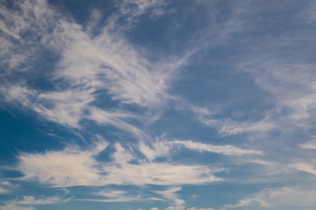 Blauer Himmelshintergrund mit weiß gestreiften Wolken im Himmel und Panorama des unendlich blauen Himmels kann als Himmelsersatz verwendet werden