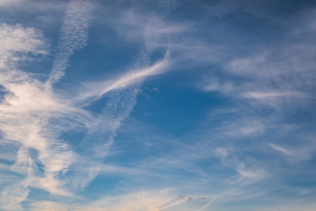 Blauer Himmelshintergrund mit weiß gestreiften Wolken im Himmel und Unendlichkeit kann als Himmelsersatz verwendet werden