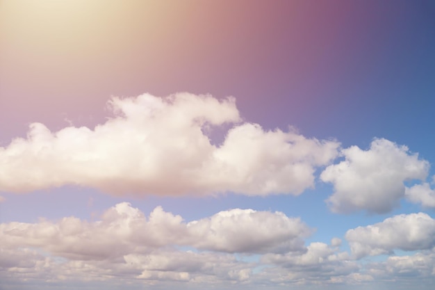 Blauer Himmelshintergrund mit weißen, flauschigen Wolken tagsüber im Freien