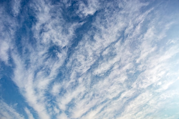 Blauer Himmelshintergrund mit winzigen Stratus Cirrus gestreiften Wolken Clearing Day und gutes windiges Wetter