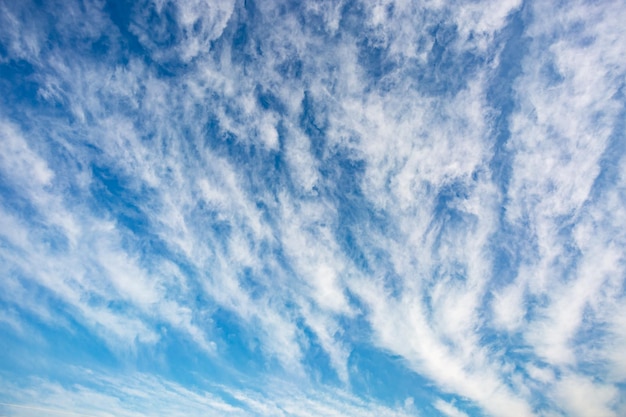 Blauer Himmelshintergrund mit winzigen Stratus Cirrus gestreiften Wolken Clearing Day und gutes windiges Wetter