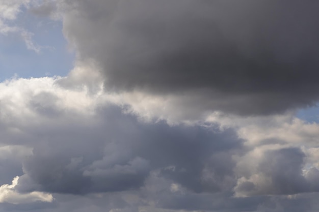 Blauer Himmelshintergrund mit winzigen Stratus Cirrus gestreiften Wolken Clearing Day und gutes windiges Wetter