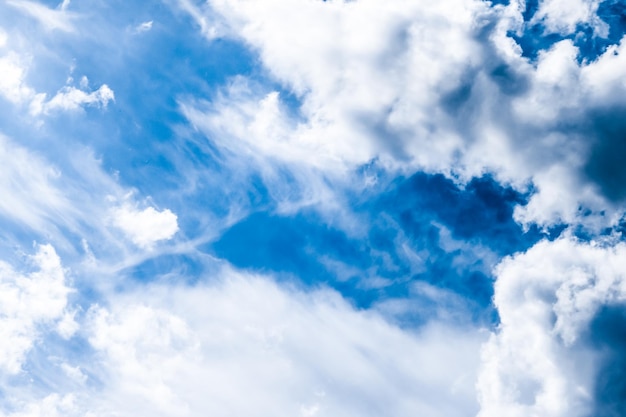 Blauer Himmelshintergrund, weiße Wolken und helles Sonnenlicht