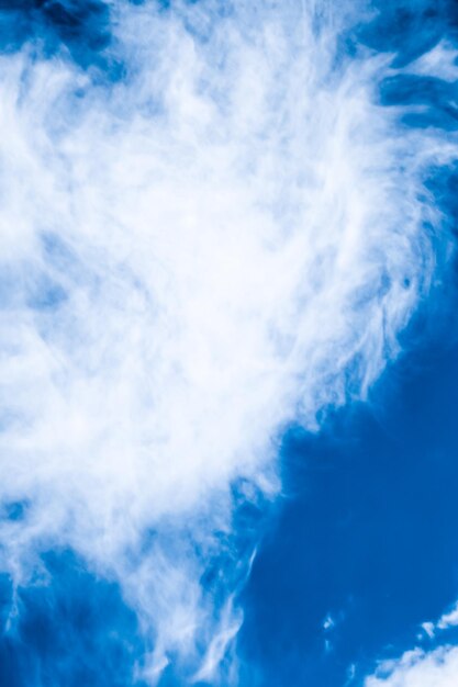 Blauer Himmelshintergrund, weiße Wolken und helles Sonnenlicht