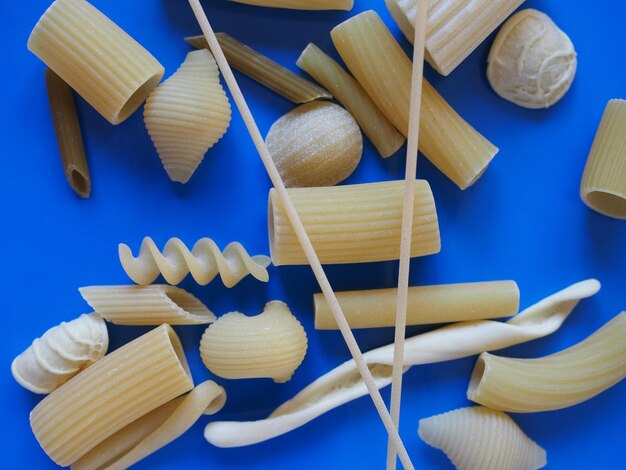 Blauer Hintergrund der traditionellen italienischen Pasta