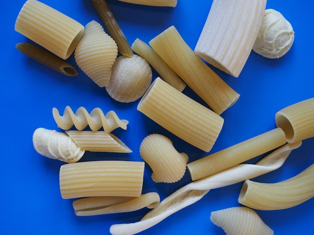 Blauer Hintergrund der traditionellen italienischen Pasta