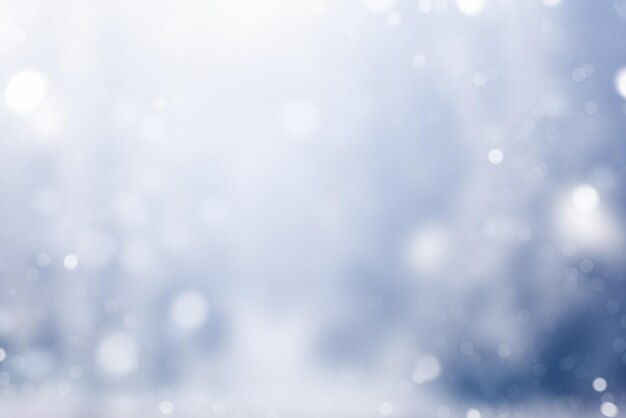 blauer Hintergrund im Winter mit fallendem Schnee