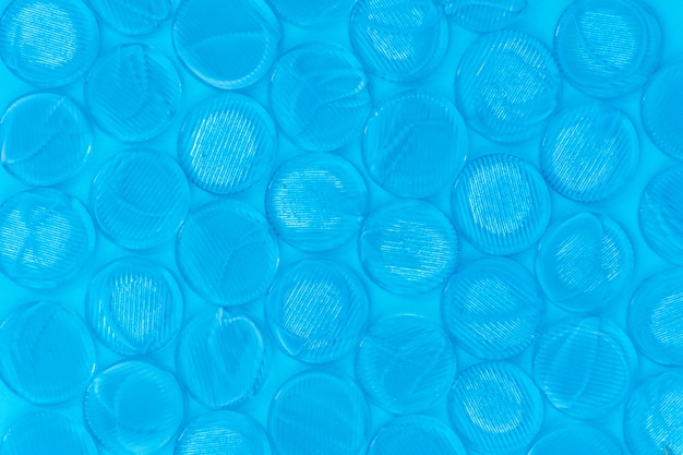 Blauer Hintergrund mit blauen runden geformten Perlen kopieren Draufsicht des Raumes