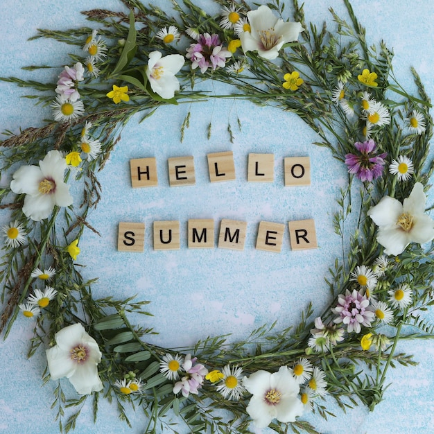 blauer hintergrund mit blumenrahmen und text hallo sommer