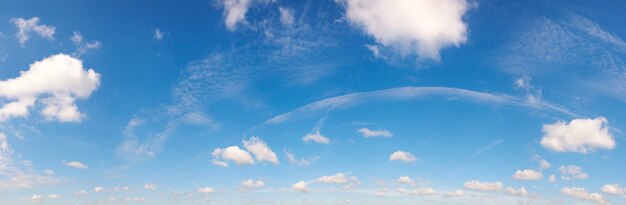 Blauer Höhenhimmel über der Wiese mit einigen Wolken. Sieben Schüsse Stichbild.