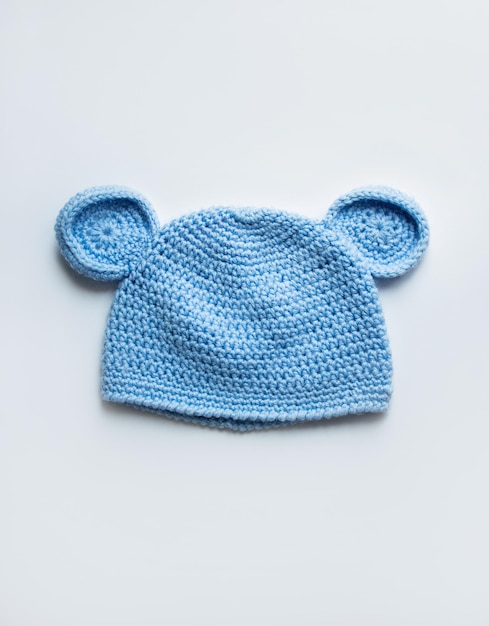 Blauer Hut eines neugeborenen Babys isoliert auf weißem Hintergrund Kinderbekleidung