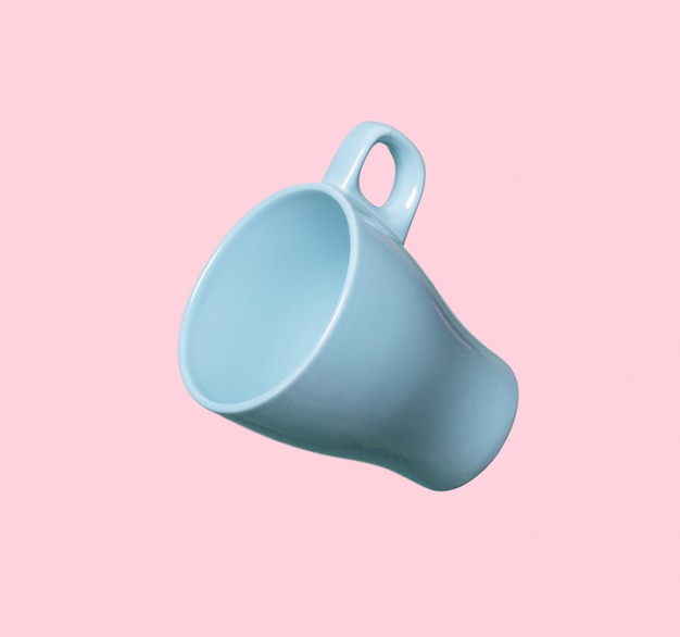 blauer Kaffee oder Teecup gegen rosa Hintergrund