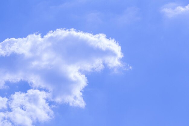 Foto blauer, klarer himmel, bewölkter weißer wolkenhintergrund