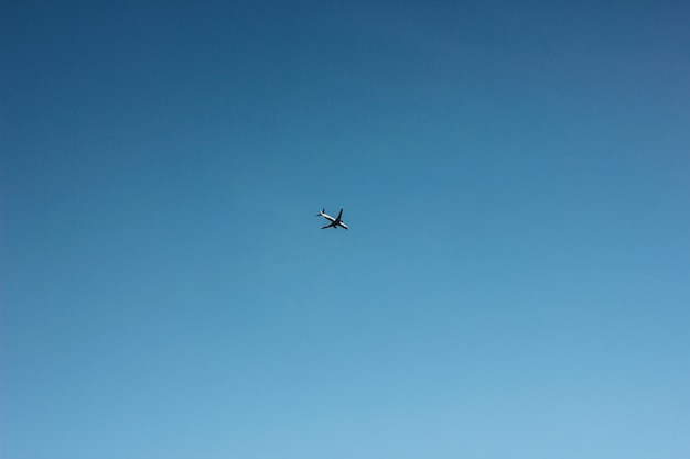 Blauer klarer Himmel mit fliegendem Flugzeug, Hintergrund