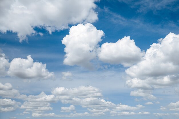 Blauer klarer Himmel mit weißen flauschigen Wolken.